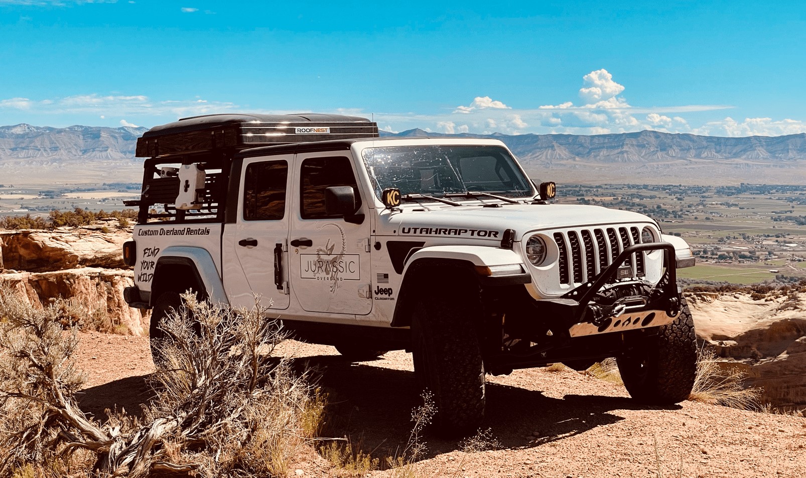 The fully equipped UtahRaptor Jeep Gladiator overlooking the Colorado landscape